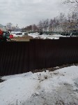 Рабочие в Южно-Сахалинске срубили у школы четыре ивы, Фото: 3