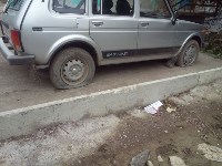 Шины порезали у машин в Углегорске, Фото: 1