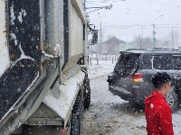 Груженый снегом самосвал протаранил два внедорожника в Южно-Сахалинске, Фото: 3