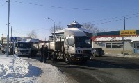 Два грузовика "притерлись" в Южно-Сахалинске, Фото: 2
