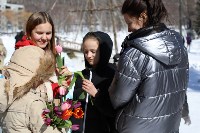 «Мама, я надел шапку!»: молодежь Сахалина прошлась по городу с поздравлениями, Фото: 12