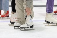 Сотни сахалинцев вышли на лёд с хоккеистами в поддержку бойцов СВО и их семей, Фото: 1