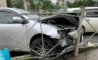 Седан врезался в дорожное ограждение в Южно-Сахалинске, Фото: 1