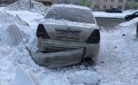 Несколько автомобилей пострадали от сошедшего с крыш снега в Южно-Сахалинске, Фото: 1