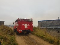 Пожар в Холмске усилился и угрожает действующим гаражам, Фото: 3