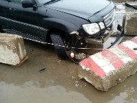 Lexus врезался в бетонные ограждения на мосту в Поронайском районе, Фото: 5
