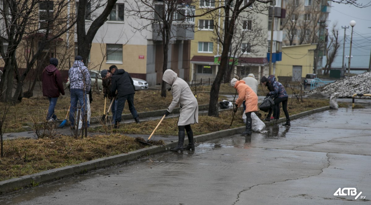 Субботник застал сахалинского губернатора в Холмске - Новости Сахалинской  области – Фотогалерея, фото 2 - ASTV.ru