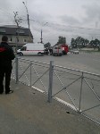 Toyota Platz врезался в дорожное ограждение в Южно-Сахалинске, Фото: 3