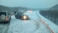 Два автомобиля столкнулись на заснеженной дороге в Макаровском районе , Фото: 1