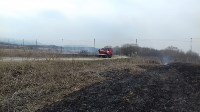 Около двух часов пожарные тушили горящую траву на поле в Дальнем, Фото: 8
