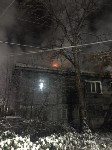 Расселённый двухэтажный дом полыхал в Тымовском, Фото: 4