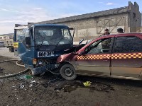 Два человека пострадали при лобовом столкновении такси и ас-машины в Южно-Сахалинске, Фото: 1