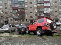 Автомобиль без водителя врезался в припаркованные машины в Корсакове, Фото: 1