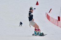 Полсотни сахалинцев разделись, чтобы спуститься на лыжах и сноубордах с «Горного воздуха», Фото: 2