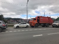 Мусоровоз и легковой автомобиль столкнулись в Южно-Сахалинске, Фото: 3