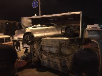 Иномарка сбила припаркованный автомобиль и приземлила в кузов грузовика в Южно-Сахалинске, Фото: 15