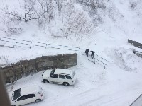 Жители Холмска вынуждены рисковать и карабкаться по заметенной снегом лестнице, Фото: 3