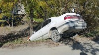 Toyota Corona вылетела в кювет в Южно-Сахалинске, Фото: 2