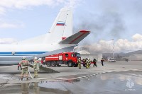 Способы тушения самолета и спасения людей отработали спасатели в аэропорту Южно-Сахалинска, Фото: 11