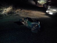 Мопедист и его пассажирка попали в реанимацию в результате ДТП в Корсакове, Фото: 1