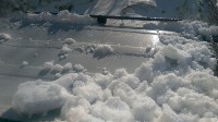 Упавший с крыши снег разбил машину и ранил водителя в Южно-Сахалинске, Фото: 10