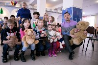 Хоккеисты «Сахалина» подарили подарки воспитанникам троицкого детского дома, Фото: 24