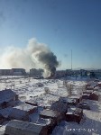 Дом на несколько семей горит в Поронайске, Фото: 1