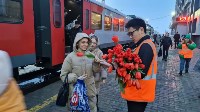 Пассажирок одарили цветами на вокзале в Южно-Сахалинске, Фото: 7