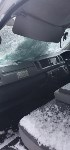 Упавшая с крыши глыба льда "раздавила" микроавтобус, Фото: 1