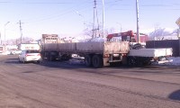 Два грузовика "притерлись" в Южно-Сахалинске, Фото: 1