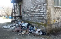 Жители дома в Корсакове загадили двор выбрасывая мусор из окон, Фото: 1