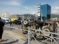 Микроавтобус опрокинулся на перекрестке в Южно-Сахалинске, Фото: 2