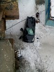 Минивэн улетел с многометровой высоты в Холмске, Фото: 1