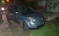 Водитель Mazda Verisa врезался в три припаркованные машины и скрылся с места ДТП в Южно-Сахалинске, Фото: 1