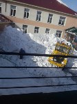 Снежная лавина сошла во двор детского сада в Соколе, Фото: 1