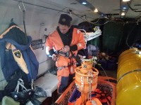 Магаданские спасатели эвакуировали больного с сахалинского корабля, Фото: 7