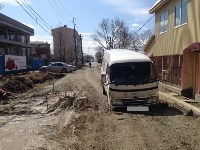 В яме на улице Комсомольской в Южно-Сахалинске продолжают застревать машины, Фото: 2