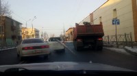 Доска пробила заднее стекло автомобиля такси в Южно-Сахалинске, Фото: 1