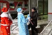 На железнодорожном вокзале Южно-Сахалинска пассажиров встречают и провожают Дед Мороз и Снегурочка , Фото: 13