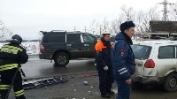 Два человека пострадали при столкновении универсала и грузовика в Южно-Сахалинске, Фото: 16