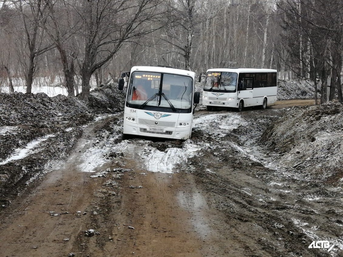 Очередной рейсовый автобус увяз в грязи в Елочках - Новости Южно Сахалинска  – Фотогалерея, фото 3 - ASTV.ru