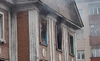 Пожар в расселенной двухэтажке тушат в Холмске, Фото: 1