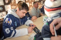 За автографами к хоккеистам «Сахалина» выстроилась очередь в 150 человек, Фото: 34