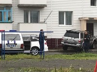 Nissan Terrano врезался в подъезд в Поронайске, Фото: 1