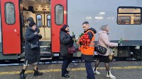 Пассажирок одарили цветами на вокзале в Южно-Сахалинске, Фото: 5