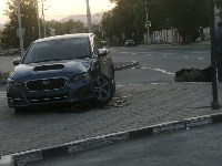 Автомобиль вылетел на тротуар после ДТП в Южно-Сахалинске, Фото: 1