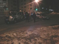 В Поронайске Nissan AD выехал на перекресток на красный свет и врезался в полицейский "Патриот", Фото: 1
