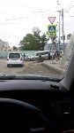 Микроавтобус Toyota Hiace влетел в столб после столкновения с Honda Fit в Южно-Сахалинске, Фото: 2