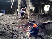 В Поронайске спасатели разбивают плиту, под которой находится погибший рабочий, Фото: 6