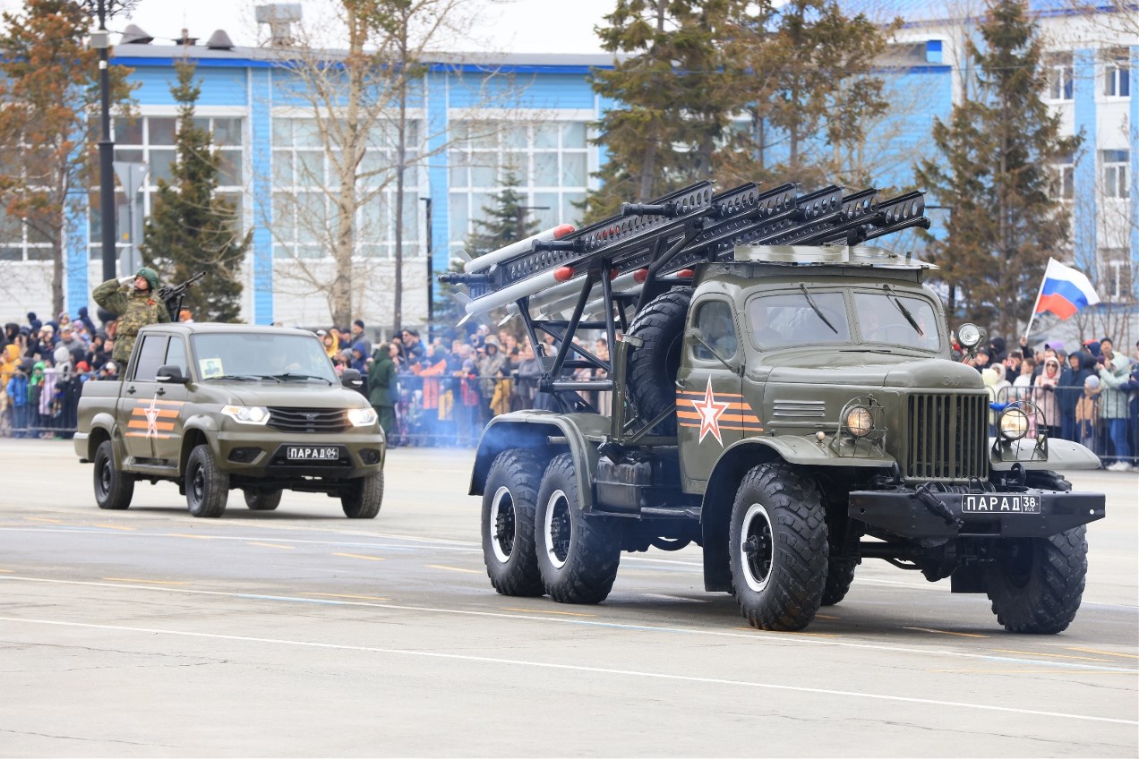 Военный парад на Сахалине собрал несколько тысяч зрителей - Новости Южно  Сахалинска – Фотогалерея, фото 16 - ASTV.ru